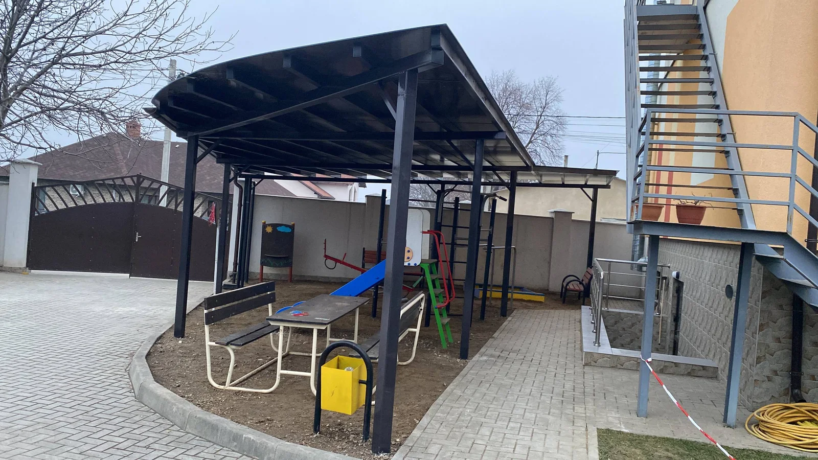 Copertină metalică — model de referință C256